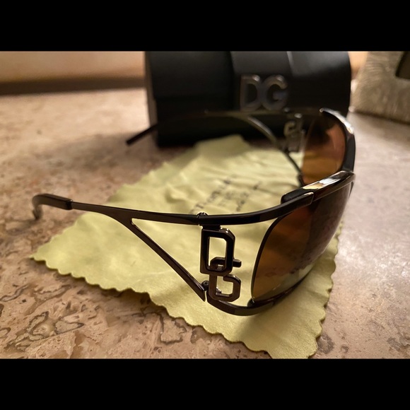 DOLCE & GABANNA SUN GLASSES never used with case - Picture 4 of 8